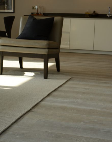 medines grindys skaidriai balta Medzio stilius