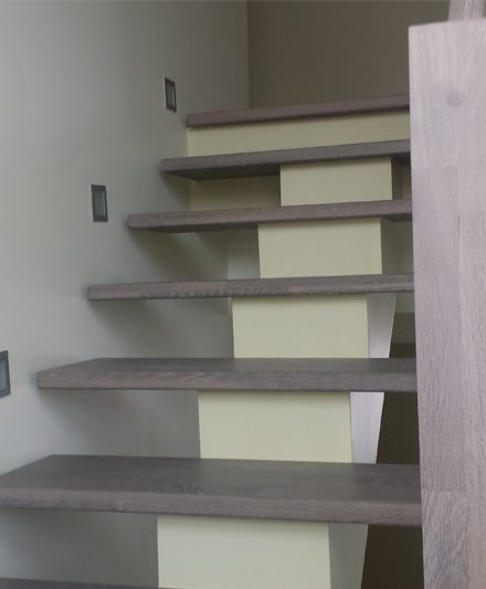mediniai laiptai U forma Medzio stilius