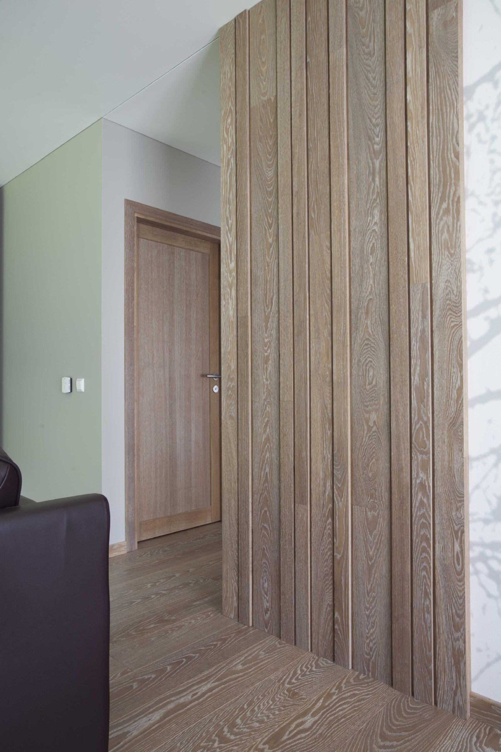Solid oak wood door with 1 filing