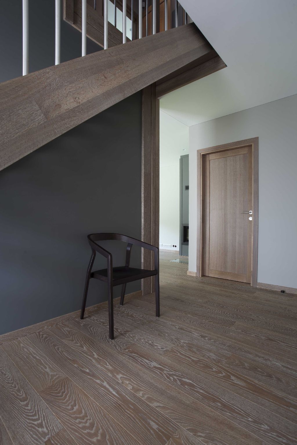 Solid oak wood door with 1 filing