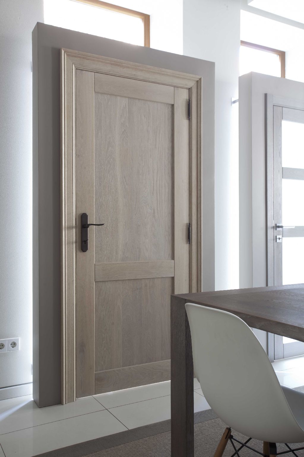 Solid oak wood door with 2 filings