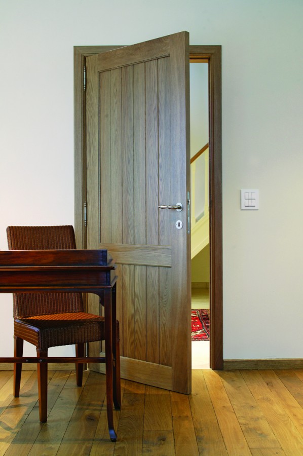 Solid oak wood door with 2 filings