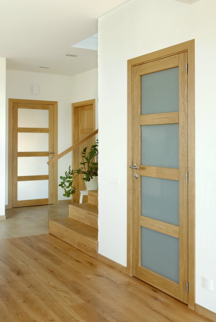Solid oak wood door with 4 filings