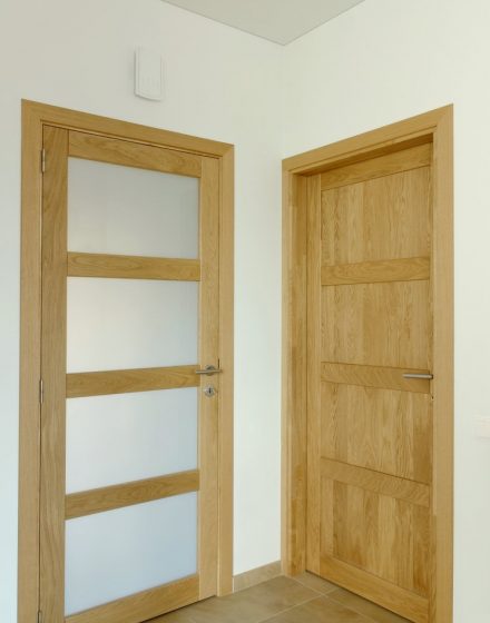 Solid oak wood door with 4 filings