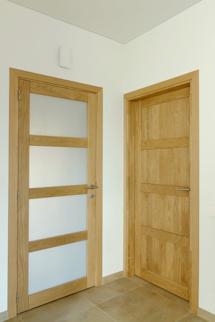 Solid oak wood door with 4 filings