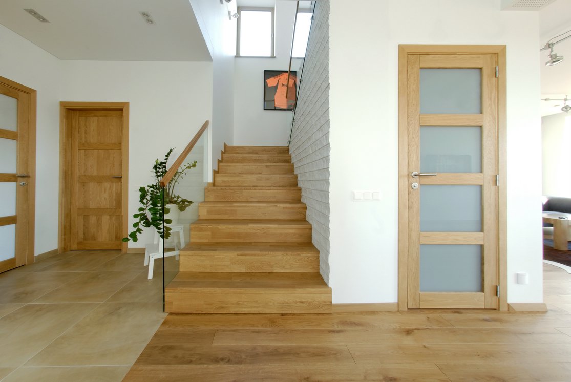 Solid oak wood door with 4 filings