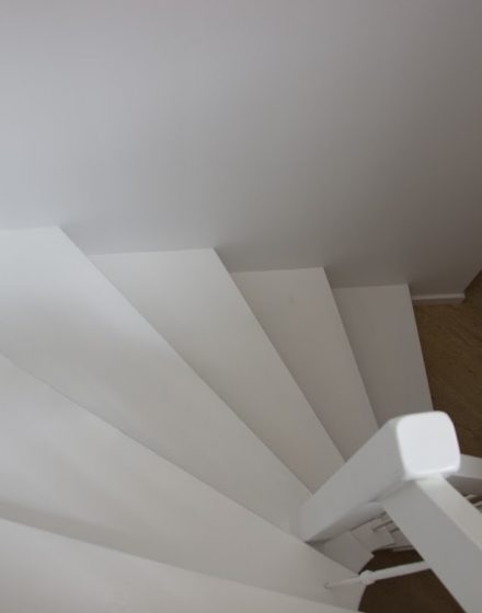 Mediniai ąžuolo masyvo laiptai: IUforma, dažyta baltai RAL-9003 Medžio stilius