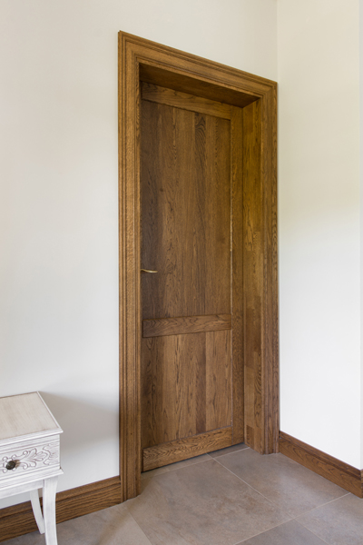 Solid oak wood door with 2 filings