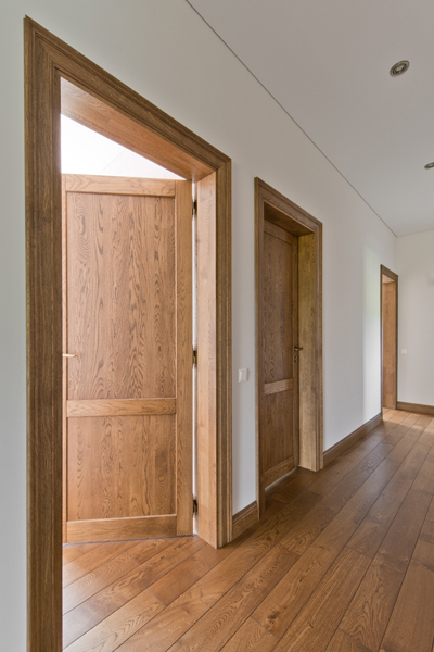 Solid oak wood door with 2 filings