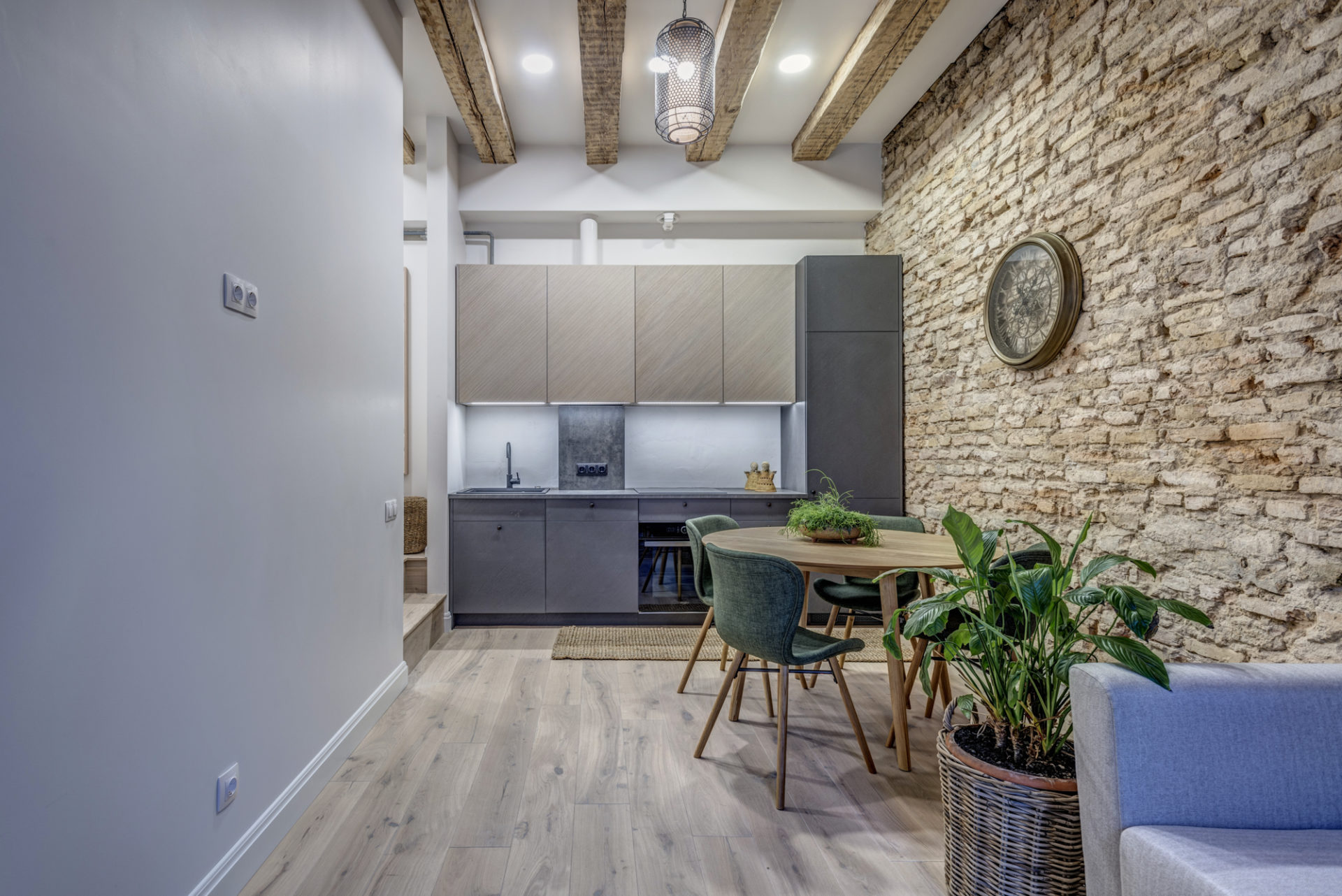 Wooden flooring: Country grading, color Ivory E-2410.