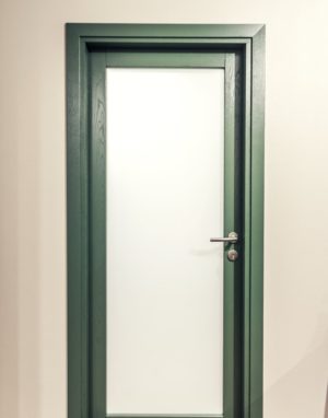Medinės masyvo durys: modeliai D1F ir D1S, spalva S7010-G10Y. Grindys: 3481 Riešutas.