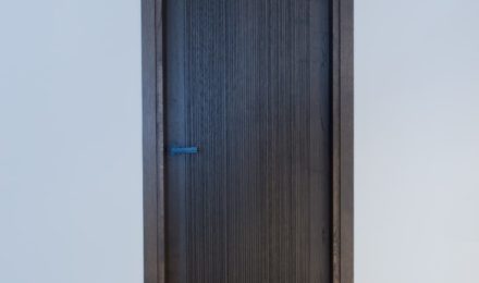 Medinės grindys: T-1010 Amiata. Medinės masyvo durys: 3479 Antique, modelis Velvet.