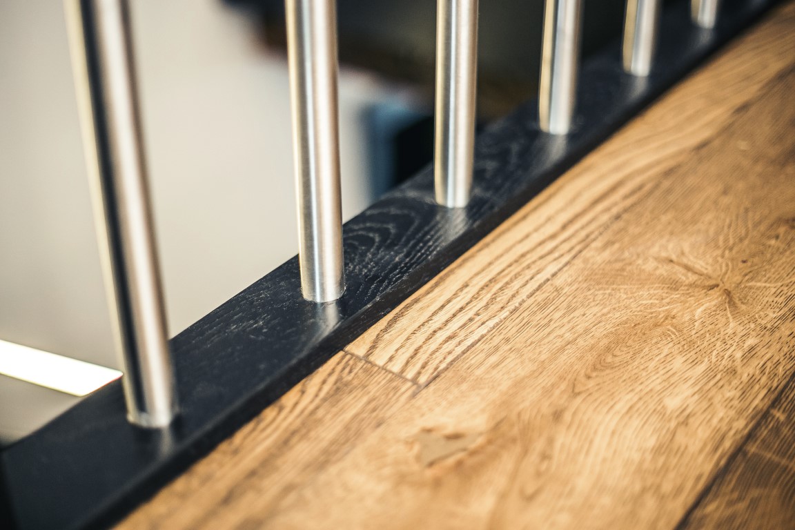 Oak solid stairs: I-shaped. Oak solid doors: model D1F. Oak flooring. Colours: 3481 Walnut and RAL9005.