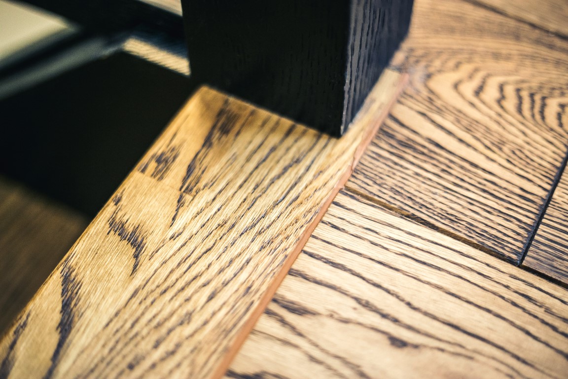 Oak solid stairs: I-shaped. Oak solid doors: model D1F. Oak flooring. Colours: 3481 Walnut and RAL9005.