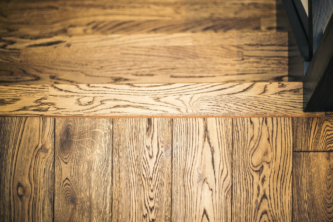 Oak solid stairs: I-shaped. Oak solid doors: model D1F. Oak flooring. Colours: 3481 Walnut and RAL9005.