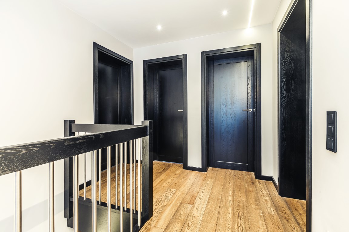 Oak solid stairs: I-shaped. Oak solid doors: model D1F. Oak flooring. Colours: 3481 Walnut and RAL9005.