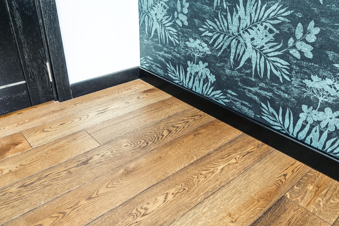 Oak solid stairs: I-shaped. Oak solid doors: model D1F. Oak flooring. Colours: 3481 Walnut and RAL9005.