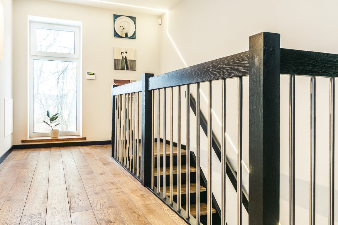 Oak solid stairs: I-shaped. Oak solid doors: model D1F. Oak flooring. Colours: 3481 Walnut and RAL9005.