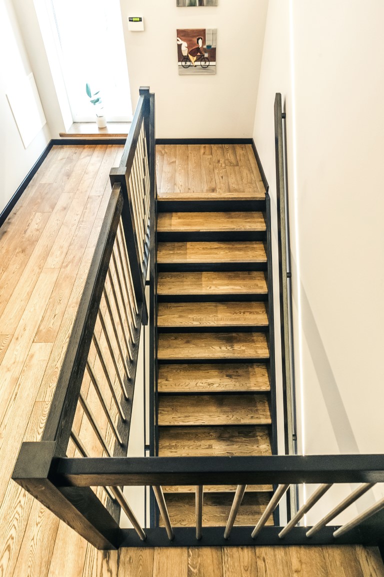 Oak solid stairs: I-shaped. Oak solid doors: model D1F. Oak flooring. Colours: 3481 Walnut and RAL9005.