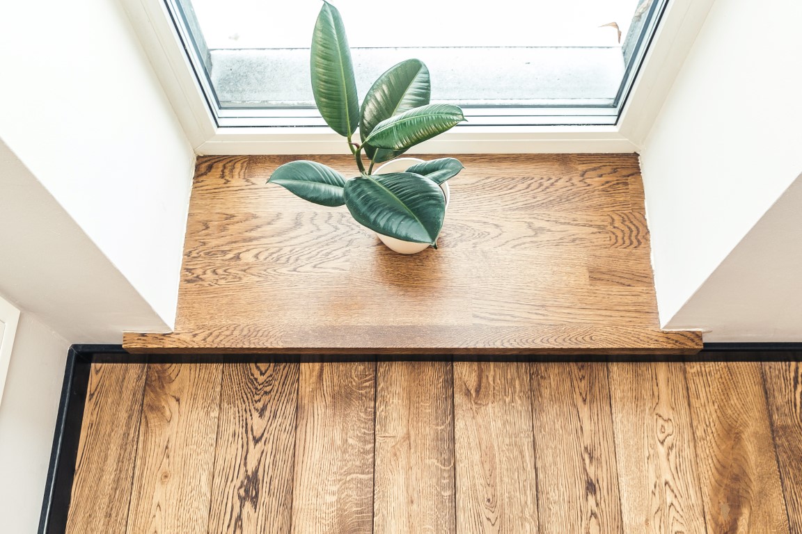 Oak solid stairs: I-shaped. Oak solid doors: model D1F. Oak flooring. Colours: 3481 Walnut and RAL9005.