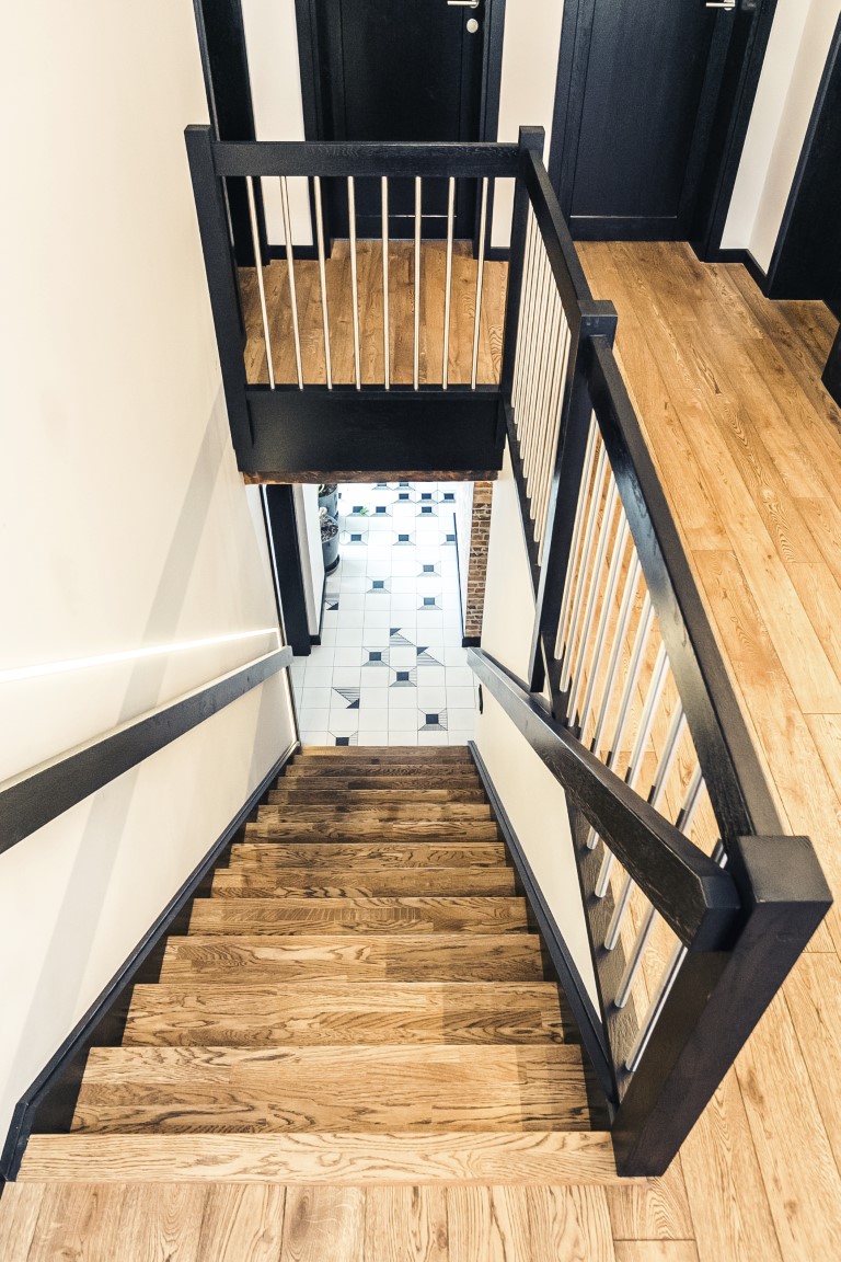 Oak solid stairs: I-shaped. Oak solid doors: model D1F. Oak flooring. Colours: 3481 Walnut and RAL9005.