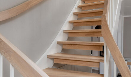 Crafting Oak Stairs: Precision and Timeless Aesthetics in Harmony