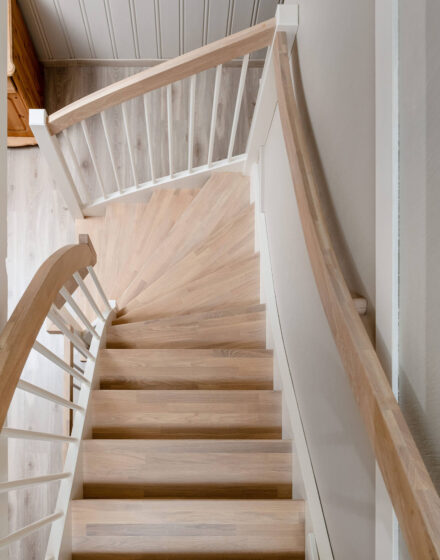 Crafting Oak Stairs: Precision and Timeless Aesthetics in Harmony