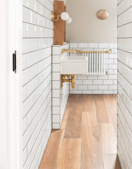Įspūdingas britiškas interjeras: medinės grindys vonioje, skirtingi grindų raštai, ąžuoliniai laiptai