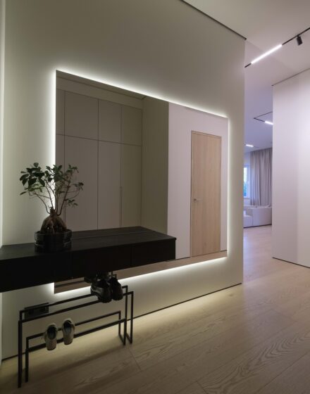 Šviesus ir erdvus interjeras su inžinerinėmis medinėmis grindimis ir vidaus durimis