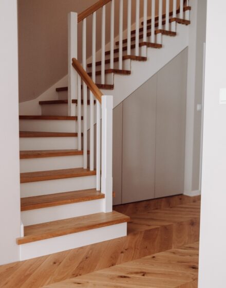Chevron parquet flooring, wooden stairs and Scandinavian style doors - a combination that gives the room a modern feel