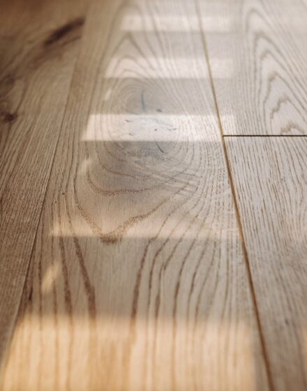 Ramybę skleidžianti erdvė: Medinės durys suderintos su ąžuolinėmis grindimis ir laiptais