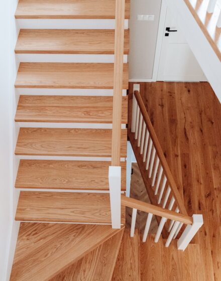 Ramybę skleidžianti erdvė: Medinės durys suderintos su ąžuolinėmis grindimis ir laiptais