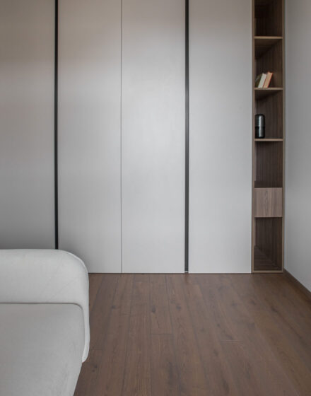 Tranquillity in the City Center: Wooden Floors Infuse Natural Elegance into a Minimalist Interior