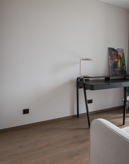 Tranquillity in the City Center: Wooden Floors Infuse Natural Elegance into a Minimalist Interior