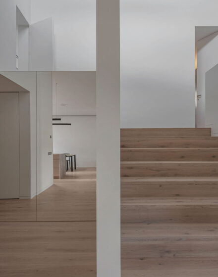 Embracing Space: Interior That Balances Functionality and Timeless Minimalism