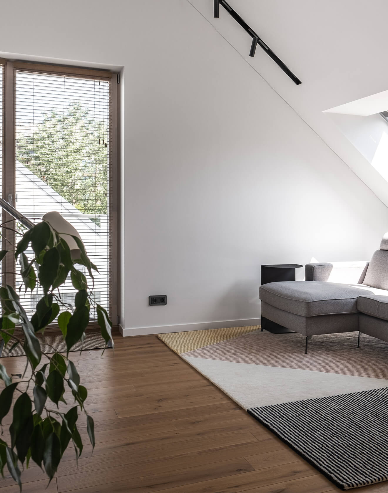 Designer’s Tip: How to Pair Wood Interior Doors and Wooden Floors?