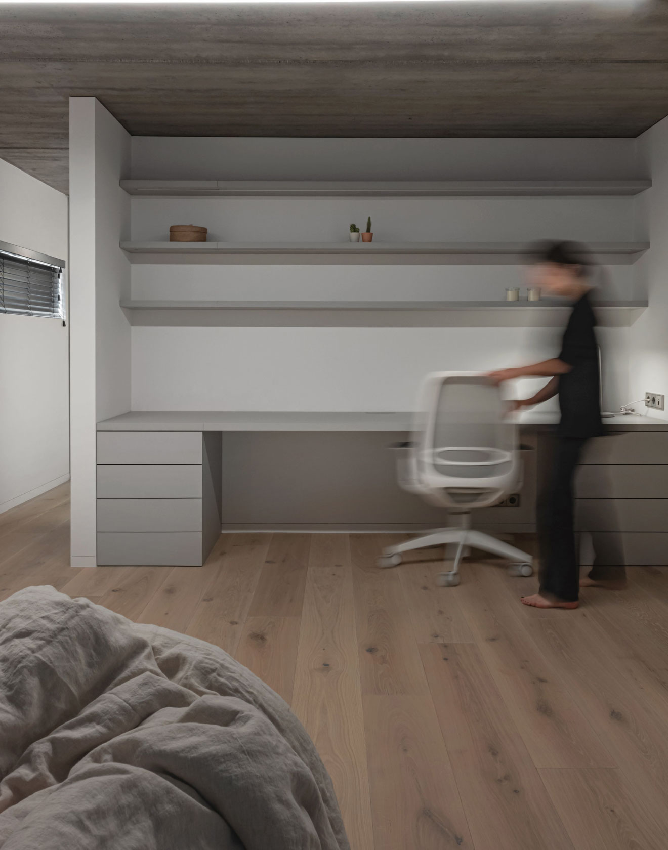 Embracing Space: Interior That Balances Functionality and Timeless Minimalism