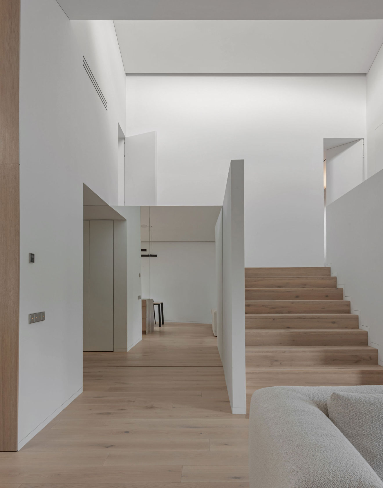 Embracing Space: Interior That Balances Functionality and Timeless Minimalism
