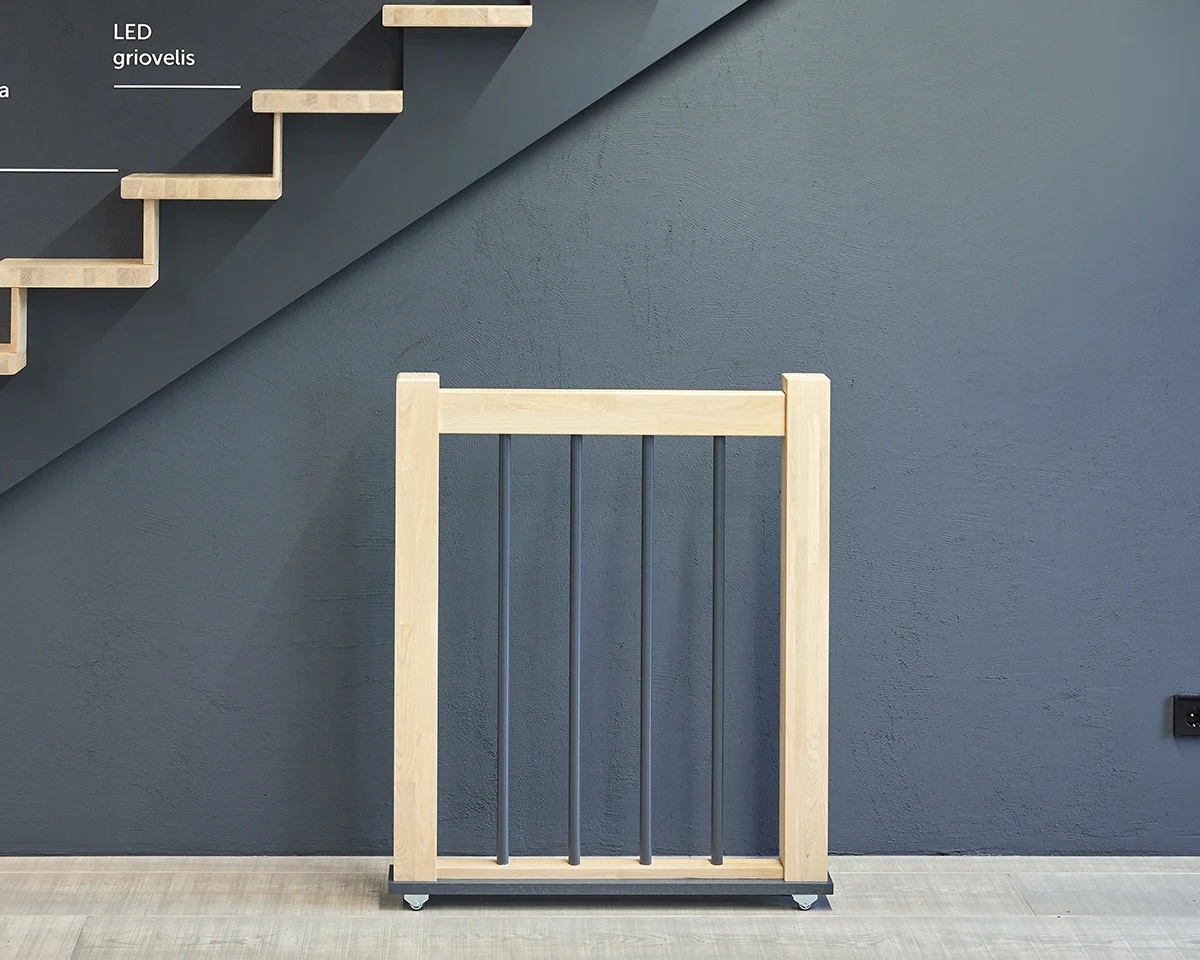 Handrails Up To The Ceiling - Medžio stilius