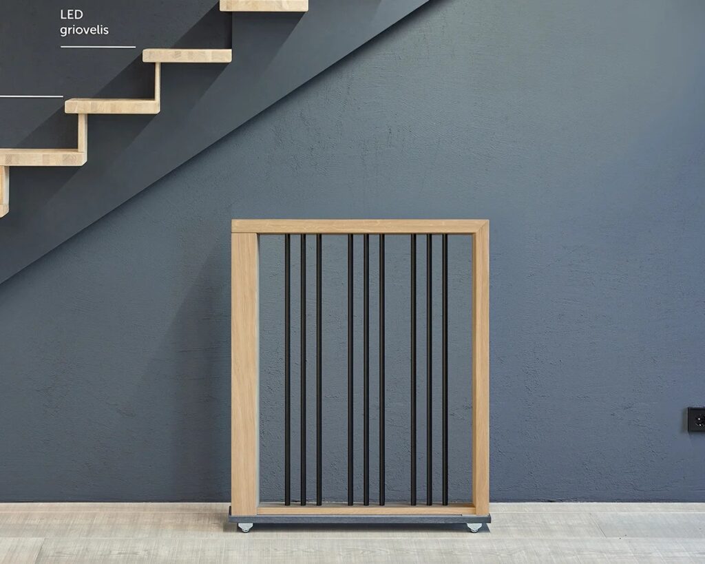 Handrails Up To The Ceiling - Medžio stilius