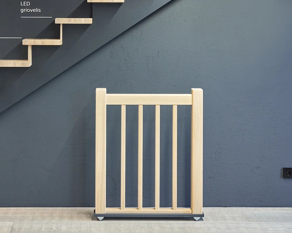 Handrails Up To The Ceiling - Medžio stilius