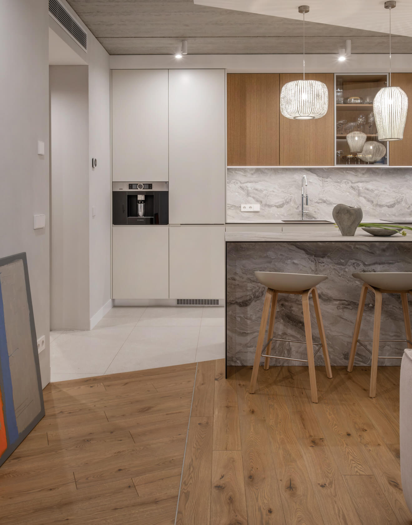 Minimalist Marvels: Elevating Interior with High Quality Wood Flooring & Subtle Geometric Accents