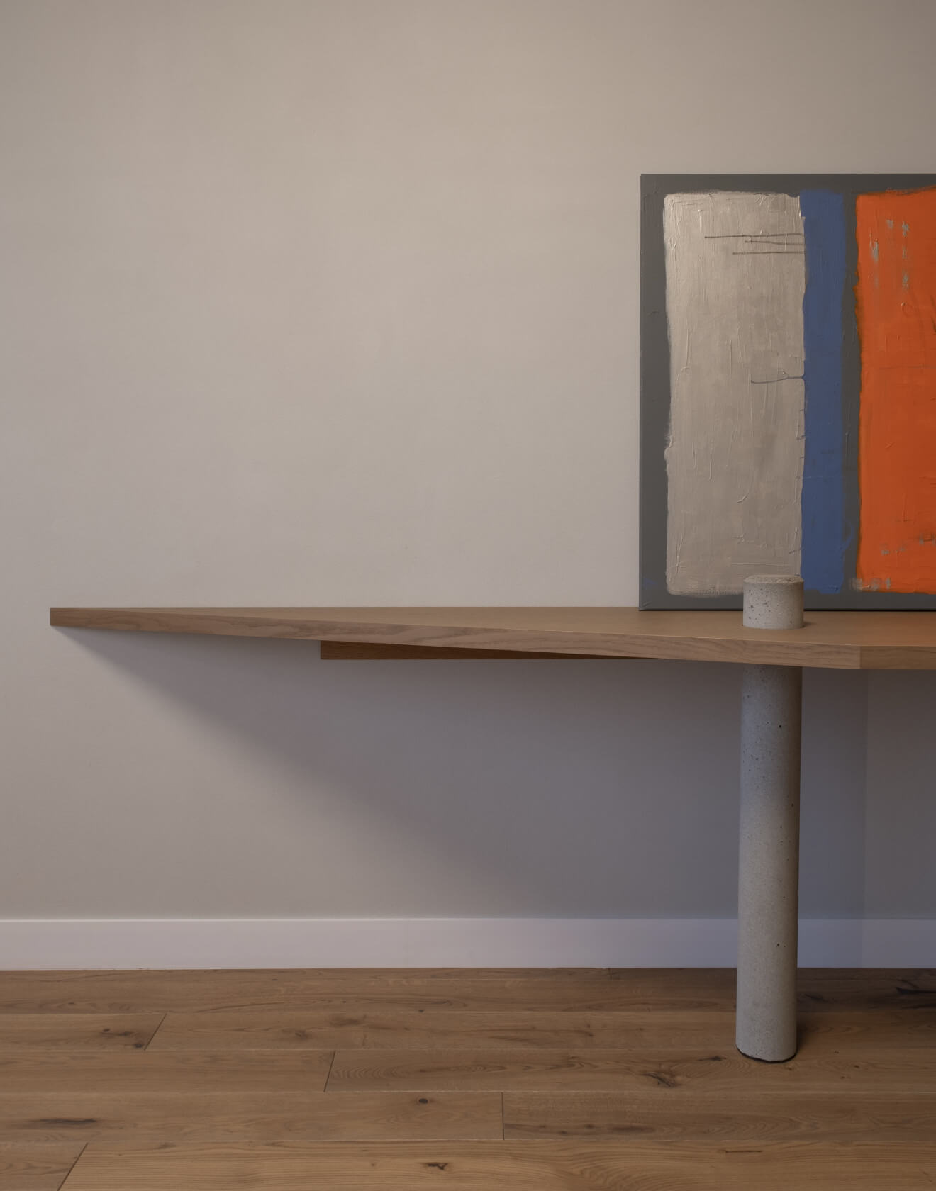 Minimalist Marvels: Elevating Interior with High Quality Wood Flooring & Subtle Geometric Accents