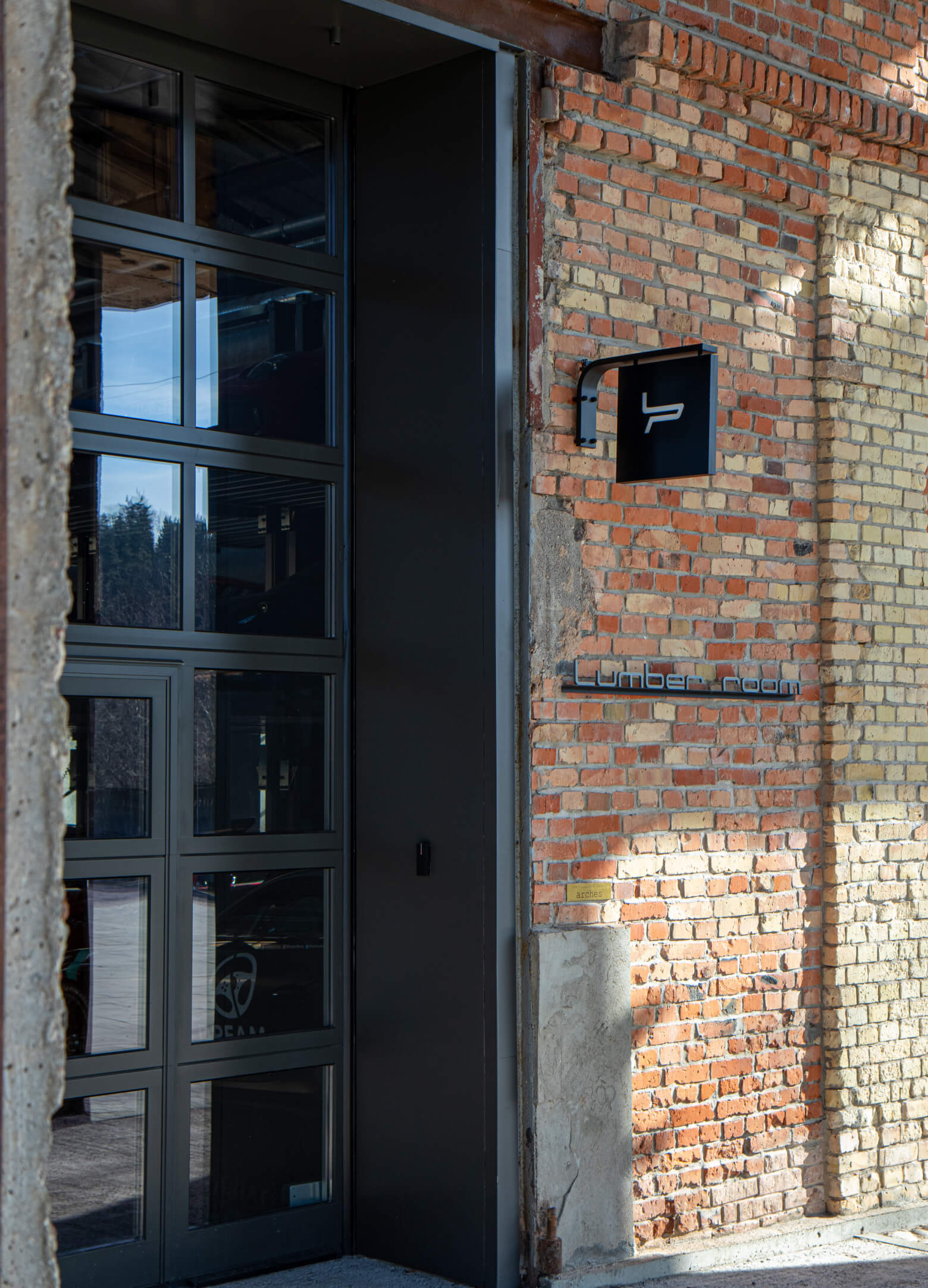Natural Oak Meets Industrial Heritage: The Quiet Luxury of the Lumber Room, Lithuania