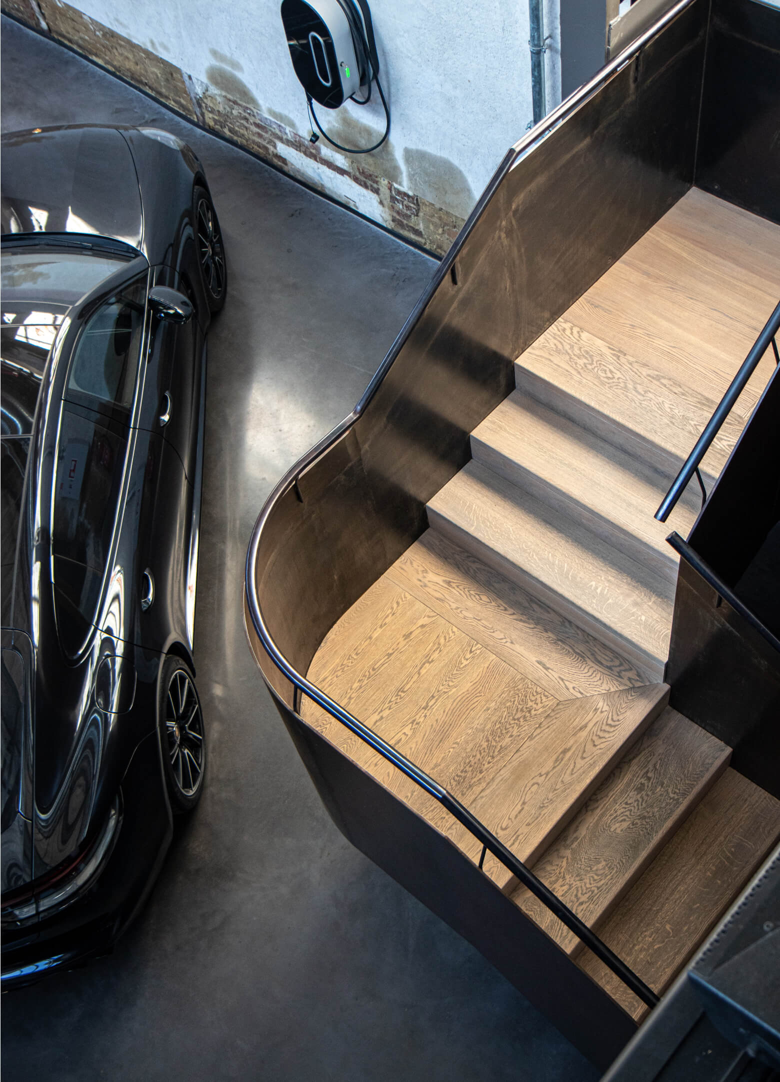 Natural Oak Meets Industrial Heritage: The Quiet Luxury of the Lumber Room, Lithuania