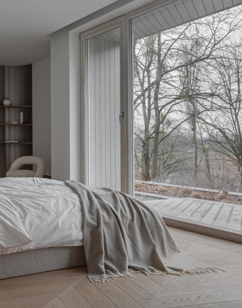 Subtle Dynamics: Chevron Oak Flooring in a Calm, Minimalist Interior