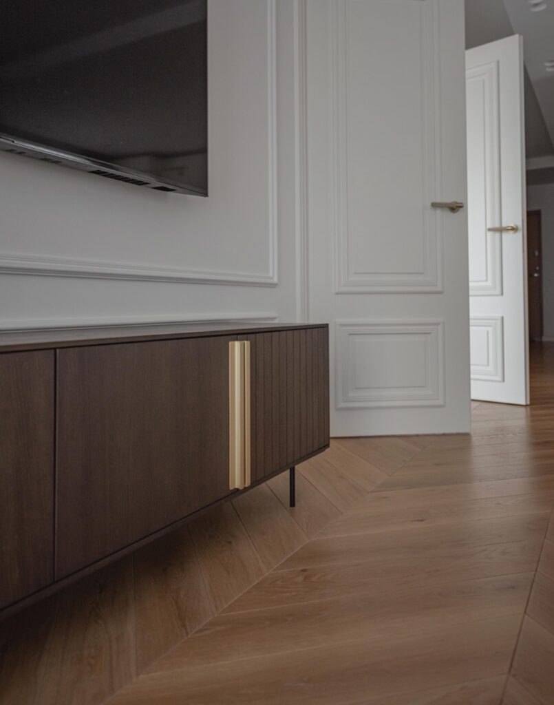 The Rhythm of White: Chevron Oak Flooring as the Heart of the Interior