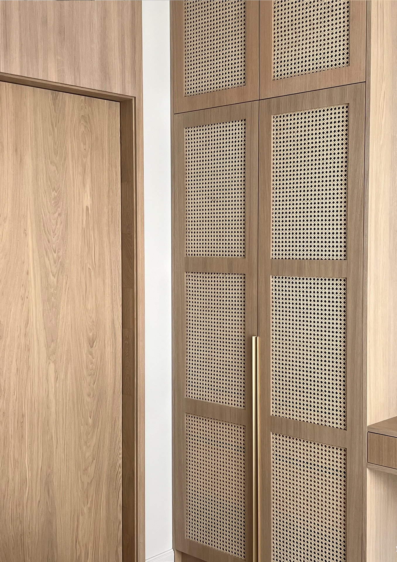 Herringbone Oak Flooring and FLOW Doors – Light That Shapes the Experience