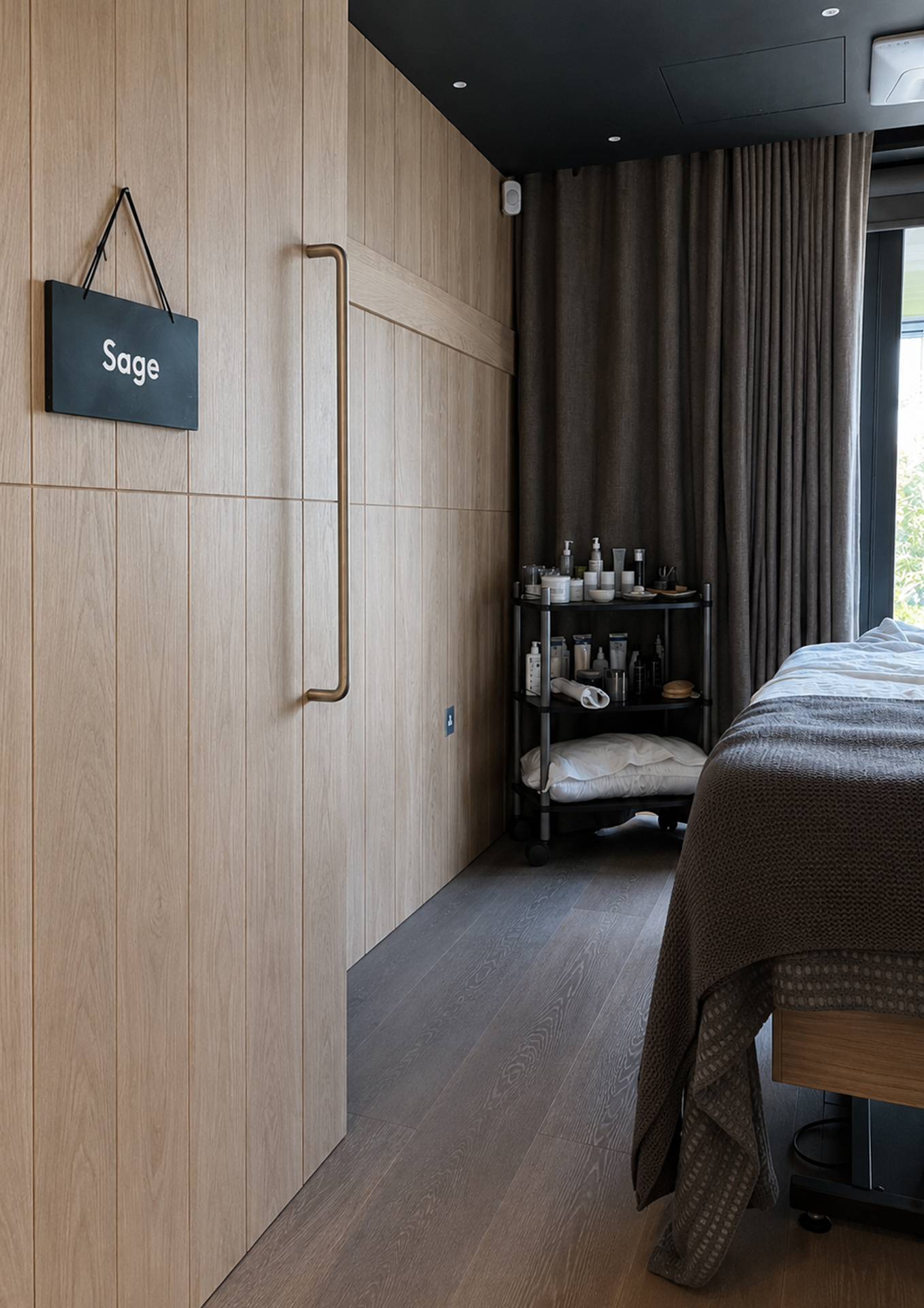 Lakes by Yoo – Oak Elements in the Spa Space
