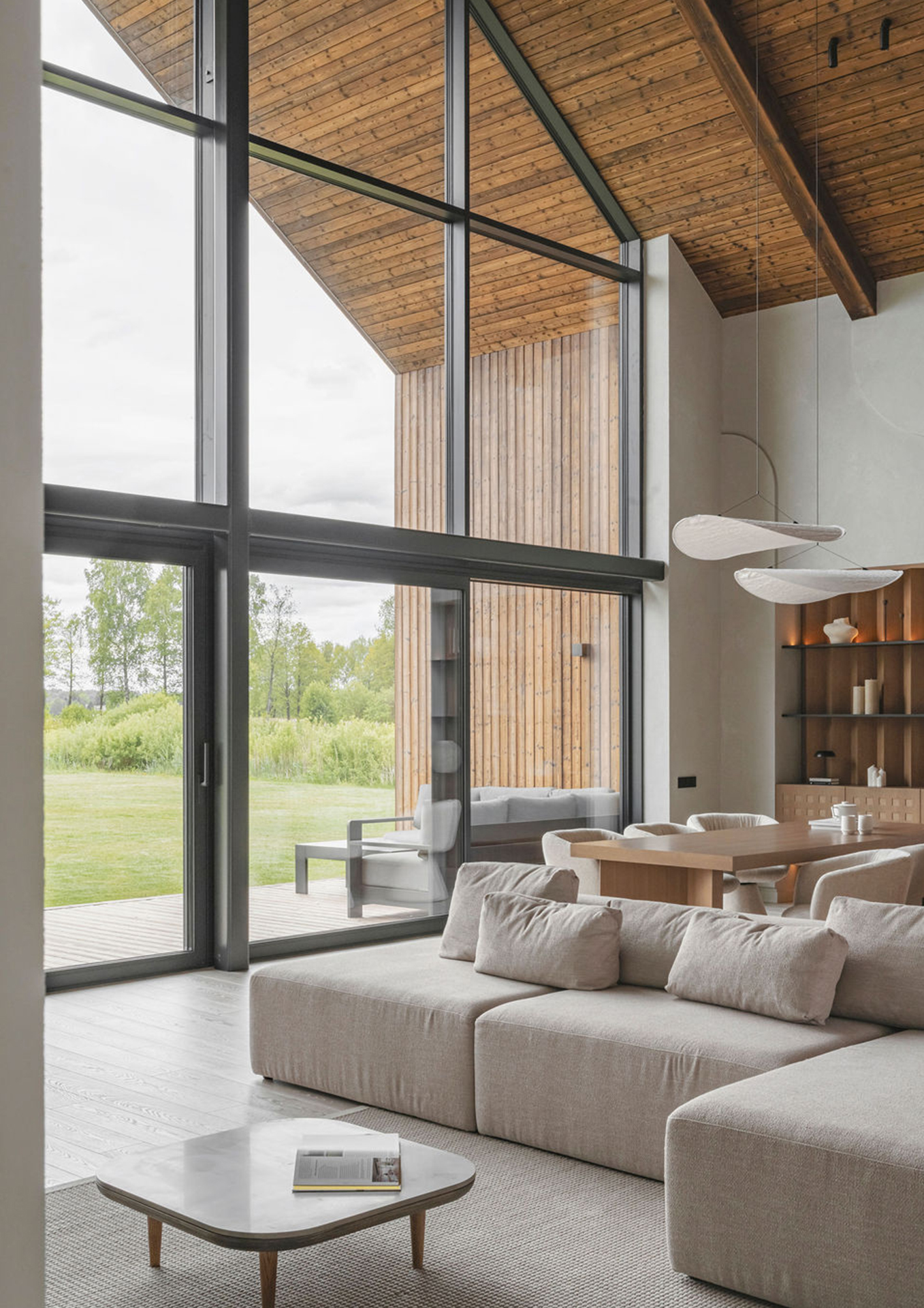 Lakeside Villa: Sustainable Contemporary Aesthetics Surrounded by Nature